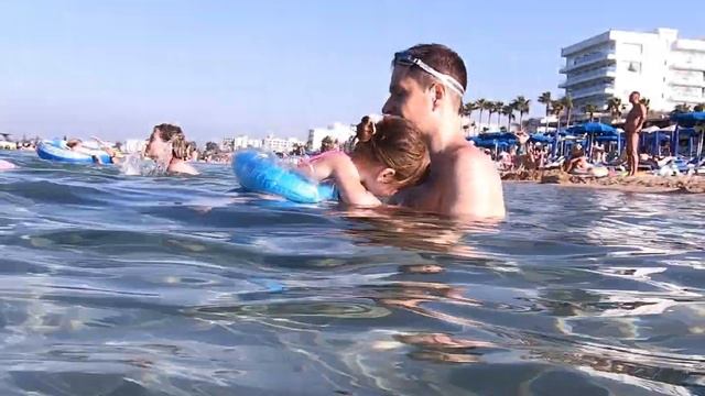 Пляж Протараса на Кипре. Учим плавать ребенка. Съемка под водой. смотреть онлайн