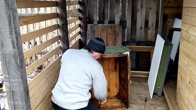 Чистим ульи для пересадки пчел. Навес с весами на пасеке.