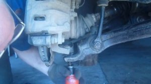 Проверка состояния нижних шаровых опор ssang yong aktion sports и его родственников Возможный вариа