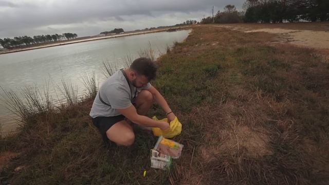UNLIMITED BUDGET vs $25 BUDGET 1v1 Dollar Store Fishing Challenge! смотреть онлайн