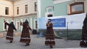 Лидия Кручинина («Ительменский фольклорный ансамбль «Эльвель») и Корякский ансамбль танца «Мэ́нго».