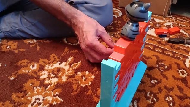 играем в кошку на стене разными предметами смотреть онлайн