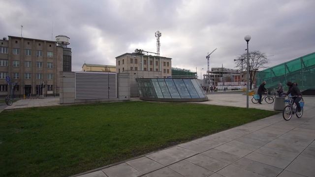 Poland, Warsaw, Centrum Nauki Kopernik metro station, 4X elevator, 11X escalator смотреть онлайн