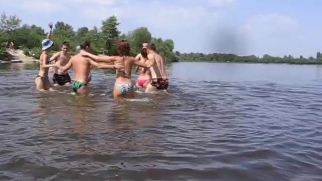 Руэда по колено в воде на Десне смотреть онлайн