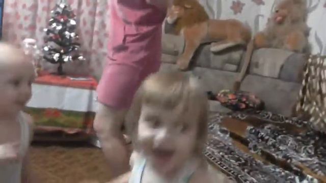 Vlog: домашний влог, Тима играет с малышами, семейные танцы, Рождество. 2 часть смотреть онлайн