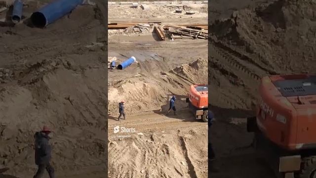 Перевозка трубы водопроводной экскаватором на точку назначения видео #Shorts #водопроводныетрубы смотреть онлайн