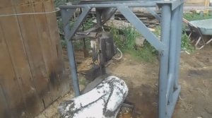 Как в своем дворе сделать пилораму из электродвигателя и пильной шины своими руками. Классная штука!