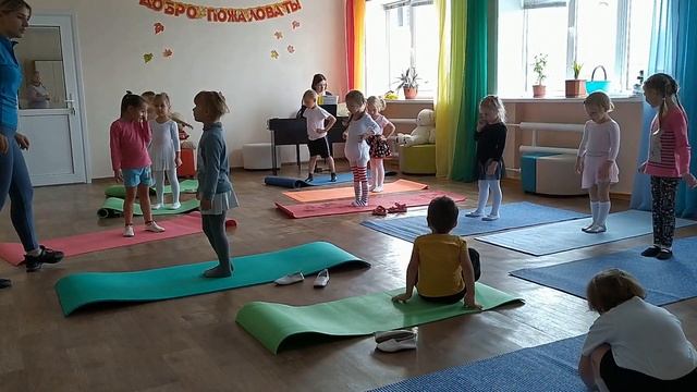 Ритмика для 4 лет. Знакомство с классом и ковриком #упражнения_для_малышей смотреть онлайн