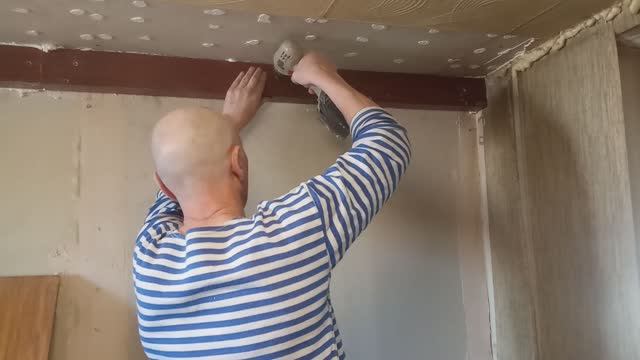 Утепление ДСП: декорирование потолочной балки