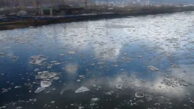 Ледоход На Енисее Мана Вскрылась 18 апреля 2017г Вид С Нового Моста смотреть онлайн