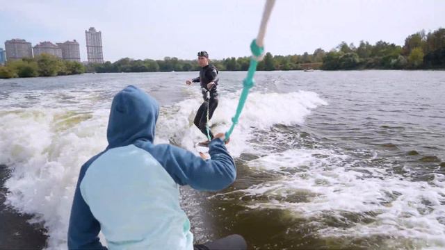 НОВИЧОК НА ВЕЙКЕ ПАДАЕТ И ПЬЕТ ВОДУ МОРСКУЮ (РЕЧНУЮ) смотреть онлайн