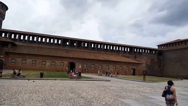 What to see in Milano. Sforzesco Castle in Milan. Entrance fountain and courtyard. смотреть онлайн