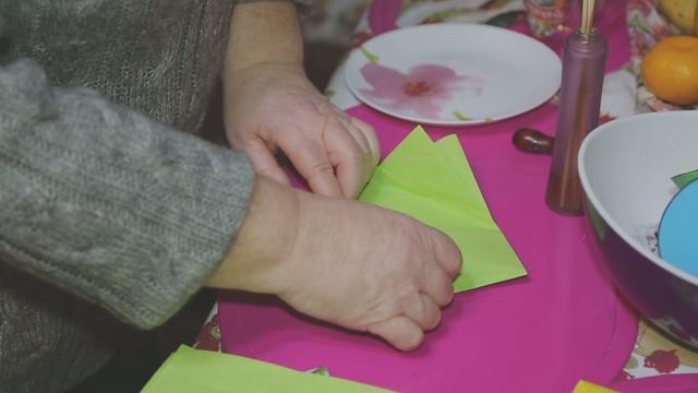 Как сложить салфетку елочкой на Новый Год смотреть онлайн