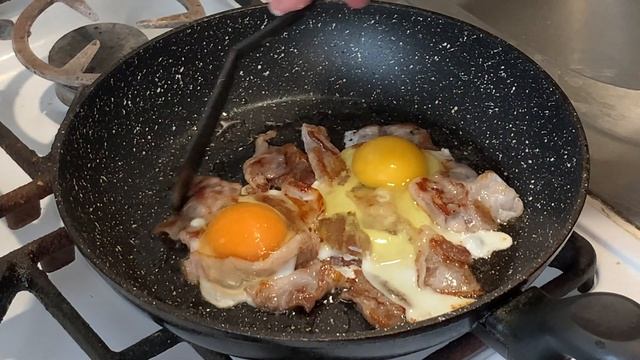 Яичница с беконом / Bacon and eggs смотреть онлайн