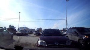 Вертолет и самолет низко летят около Леруа Мерлен