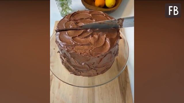 "Треугольниками неправильно": женщина показала, как нужно разрезать торт смотреть онлайн