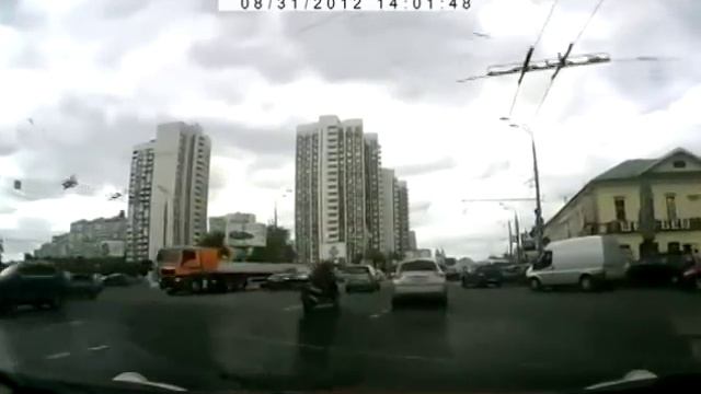 Подскользнулся на рельсе! :-) смотреть онлайн