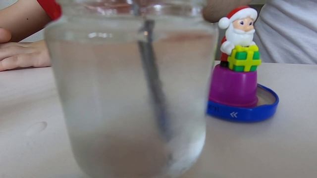 DIY НОВЫЙ ГОД / СТЕКЛЯННЫЙ ШАР С ДЕДОМ МОРОЗОМ / ВИКА ДЕЛАЕТ НОВОГОДНИЕ ИГРУШКИ / ВИДЕО ДЛЯ ДЕТЕЙ смотреть онлайн