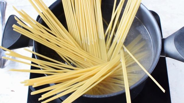 Pasta with bacon, cheese and tomatoes, easy and tasty recipe. Pasta with Amatriciana sauce смотреть онлайн