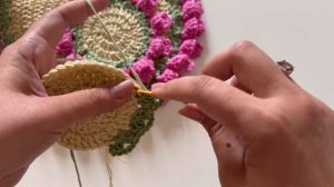 Салфетка с тюльпанами ? вяжем крючком