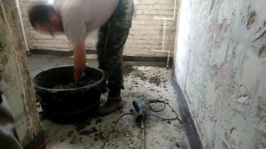 Ремонт кухни 6 кв.м. День #6. Заливаем пол пескобетоном