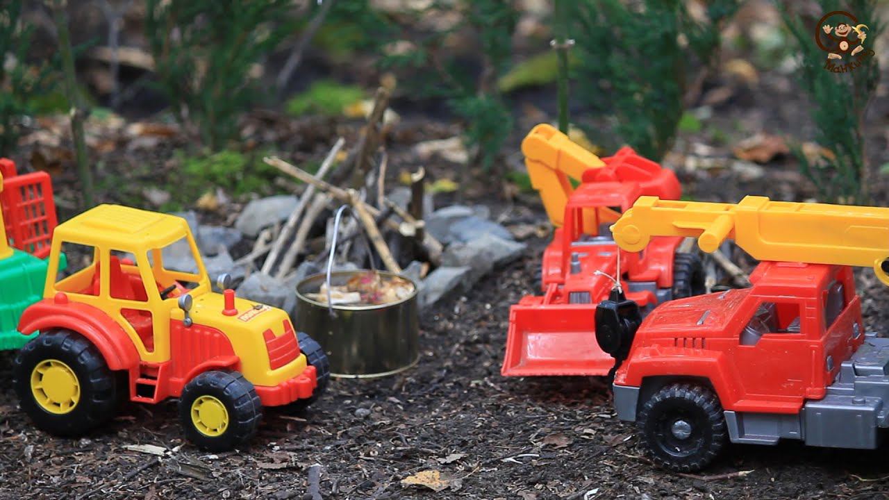 Мультик про машинки. Трактор, экскаватор и кран собирают грибы. МанкитуМульт смотреть онлайн