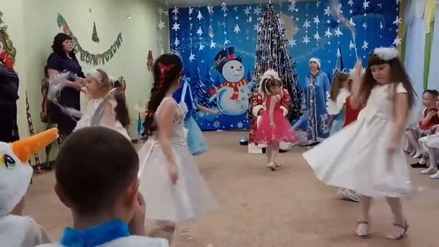 Танец снежинок Утренник в садике 26.12.2017 смотреть онлайн