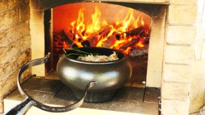 Показываю как приготовить русские томленые щи в дровяной печи.