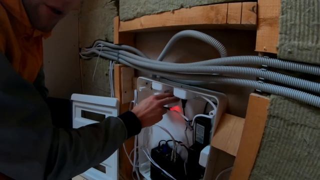 КАК УСТАНОВИТЬ ЦИФРОВОЙ ГИБРИДНЫЙ ВИДЕОРЕГИСТРАТОР OPTIMUS ( HiWatch камера ) смотреть онлайн