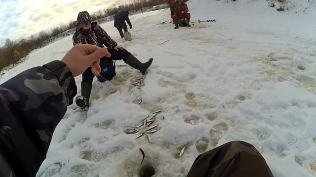 Бодрая скоростная ловля уклейки в декабре! (Когда окунь не клюёт) смотреть онлайн