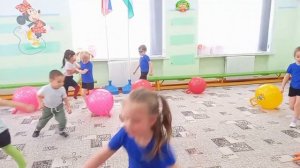 Подвижная игра «День и Ночь» с фитболами в средней группе)