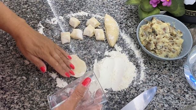 ВАРЕНИКИ С КАРТОШКОЙ И ГРИБАМИ! ТЕСТО НА КЕФИРЕ ПО РЕЦЕПТУ МОЕЙ БАБУШКИ! ЭТО ПРОСТО ОБЪЕДЕНИЕ смотреть онлайн