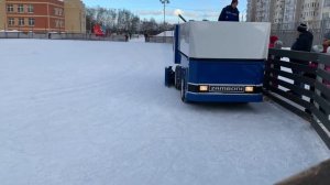 Машина чистит и выравнивает лед на катке, часть 2