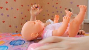 ✽ Играем с Беби Борн Кормим Питанием Сажаем на горшок Playing with Baby born Feeding