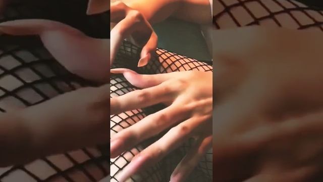 красивые длинные ногти делают дырки в колготках смотреть онлайн