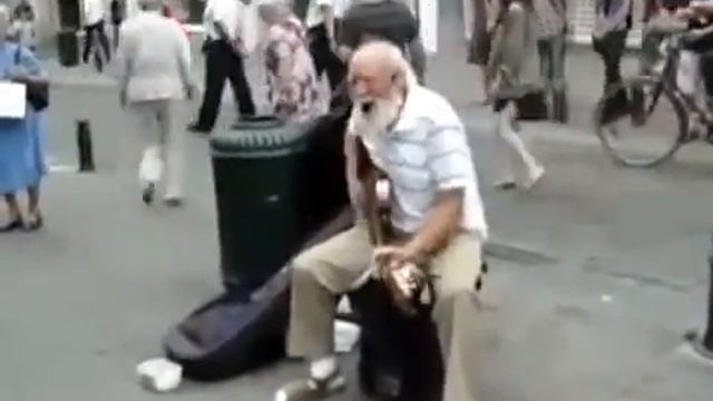 Старичёк на гитаре -само восхищение (за-жи-га-ла- мама не горюй) смотреть онлайн