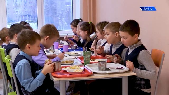 В Великих Луках проверили отремонтированную первую школу смотреть онлайн