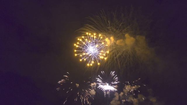 Салют 9 мая 2023. Москва. Парк Дружбы. смотреть онлайн