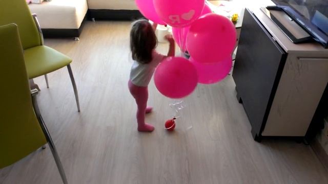 Воздушные шарики Милашка Playing with balls Дети Игра смотреть онлайн