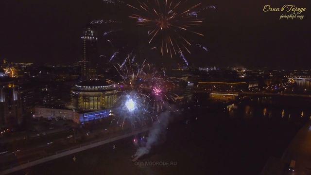 Фейерверк на павелецкой у ДОМ МУЗЫКИ с баржи. Ярко и недорого смотреть онлайн