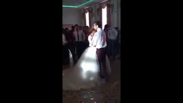 Они навсегда запомнят свой свадебный танец смотреть онлайн