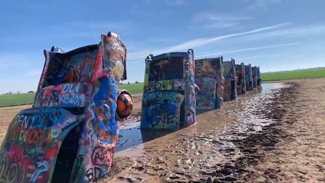 ?? ЗАКОПАЛИ и ОБЛИЛИ Cadillac Ranch Техас США ?? Из г?вна КОНФЕТКУ 08.04.2019 смотреть онлайн