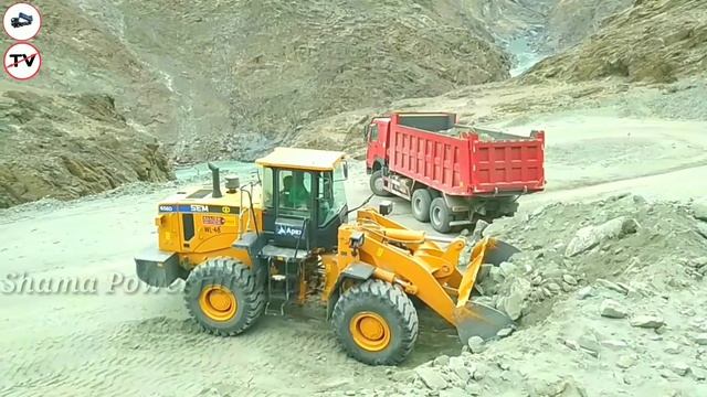 Heavy Equipment | Loader Loading Rock Into Dump Truck. смотреть онлайн