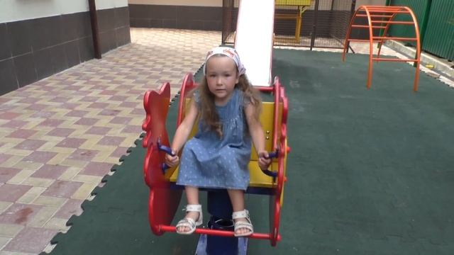 Агния учится кататься на гироскутере в 4 года! смотреть онлайн