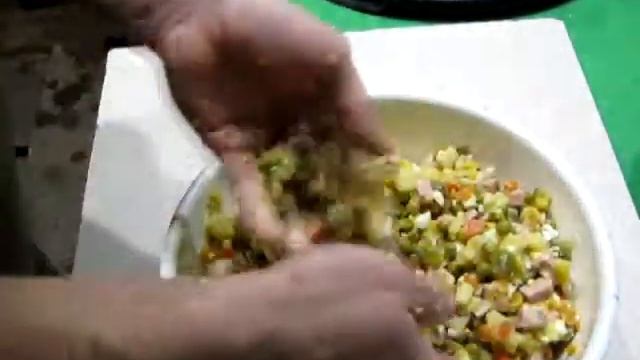 Делаю салаты Оливье, шубу по памяти Не то, чтобы, но сам процесс Часть 3 смотреть онлайн