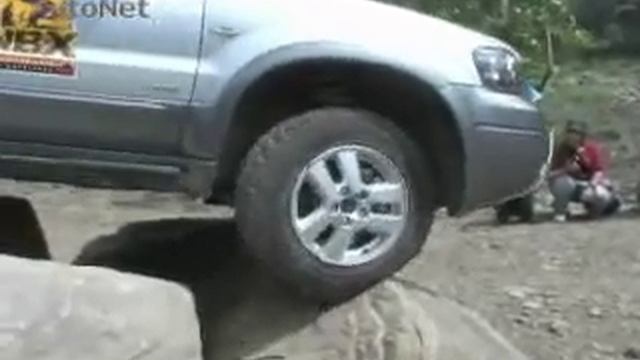 挑戰大岩塊，展現FORD Escape引擎爆發力