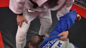 В дзюдо удушающий треугольник - Санкаку-Дзимэ (Triangle Choke)