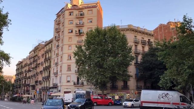 [[SPAIN-BARCELONA]] Walking along Ronda de Sant Pau смотреть онлайн