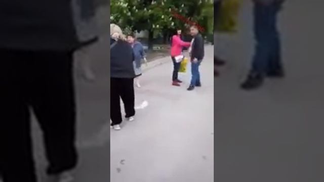 Избиение женщины автолюбителем. смотреть онлайн