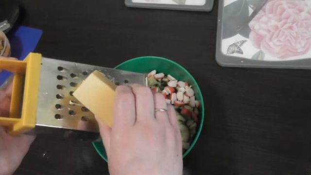 Салат Хрустящий с сыром и сухариками Готовим с детками смотреть онлайн